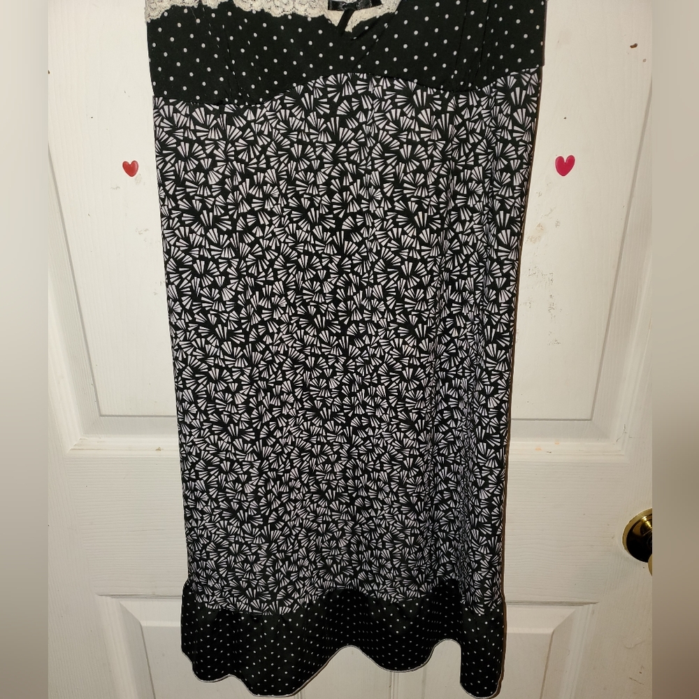 5 for $25 | Marilyn Monroe Black and White Patterned Slip Night Gown - Picture 3 of 9